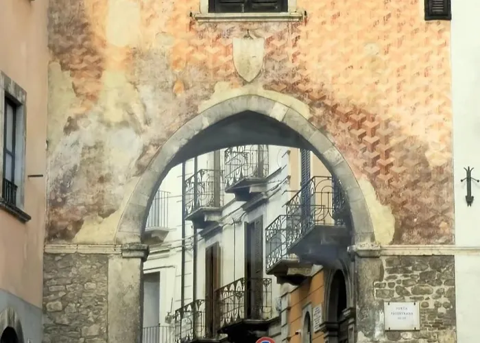 Dietro Piazza Maggiore 3* スルモナ