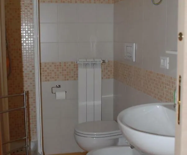 Dietro Piazza Maggiore Oda ve Kahvaltı 3*